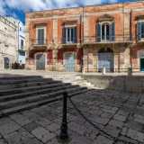 Scendiamo ora dei gradini per arrivare davanti ai tre portali. S� perch� curiosamente l�ingresso � leggermente ribassato rispetto al piano stradale